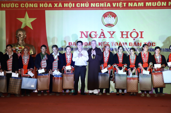 Đoàn công tác của Ban Trị sự GHPGVN tỉnh Thừa Thiên Huế thăm và tặng quà hộ gia đình chính sách, hộ có hoàn cảnh khó khăn tại Hà Giang tháng 11.2022